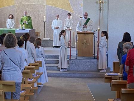 Br. Leo liest das Evangelium