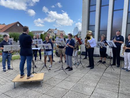 Die Musik spielt vor der Kirche