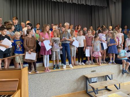 Voller Enthusiasmus wird gesungen und gedankt.