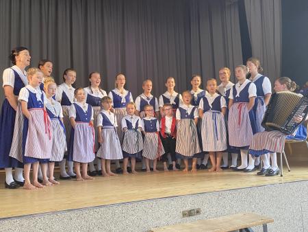 Jodelchörli unter der Leitung von Irma Schatt