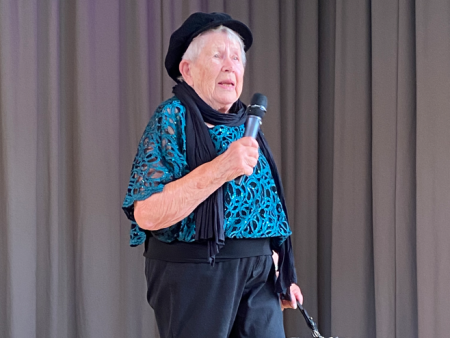 und ist es gleich selber (Maler, der Bilder vorstellt)