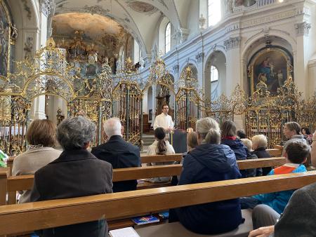 Pfarreiseelsorger Simon Bachmann beim Predigtwort