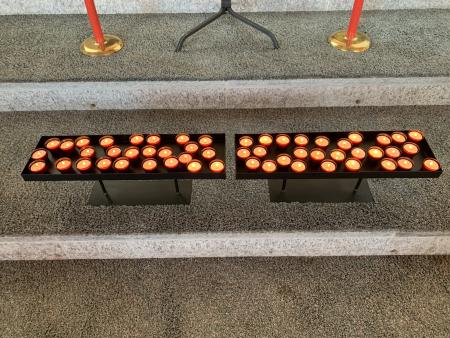 viele Kerzen brennen