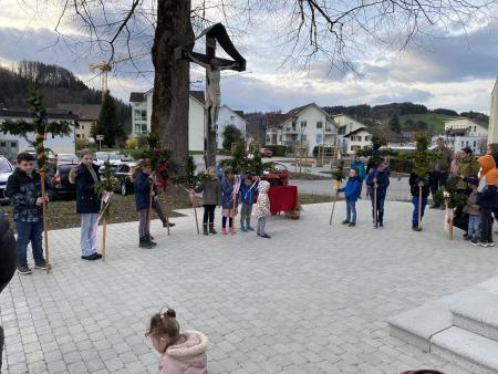 Dussnang vor der Kirche