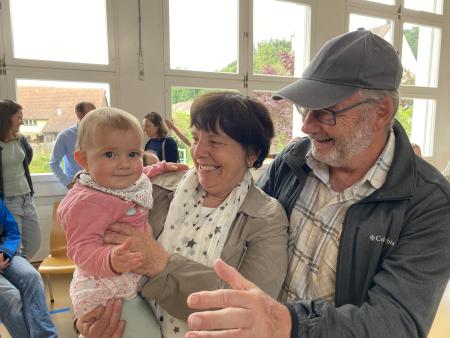 Anita und Markus Stark mit Enkelkind
