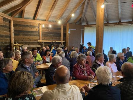 Waldgottesdienst unter Dach und Fach