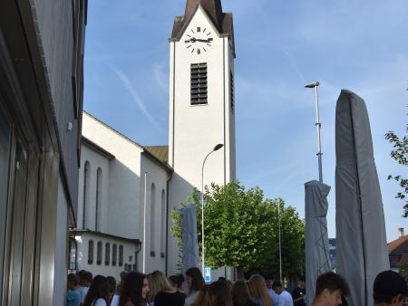 Bingo vor der Kirche in Aadorf