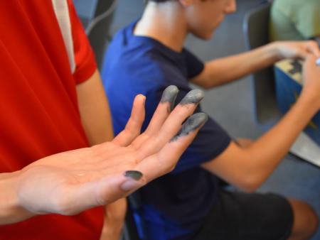 Auch die Finger sind bunt