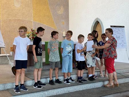 6. Klässler tragen die Fürbitten vor.