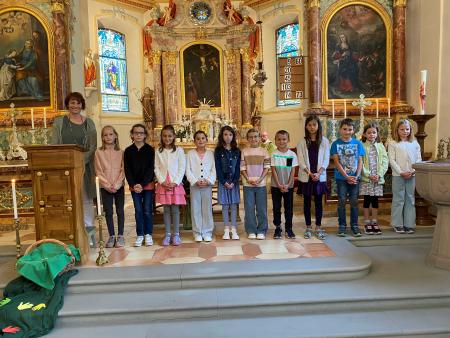 Angehende Erstkommunionkinder mit Katechetin (Dussnang)