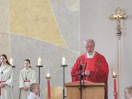 Pater Gregor Brazerol OSB und Ministranten 