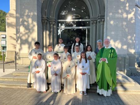 Ministrantenschar vor der Kirche