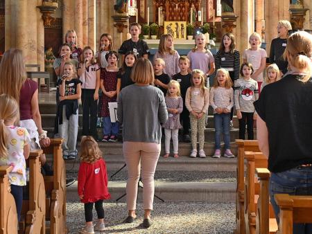 Feiern in der Kirche mit dem Kinderchor